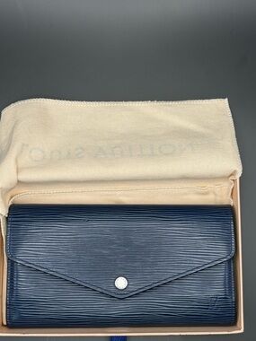 Louis Vuitton Epi Sarah Wallet  Navy💙 with box dust bag, NIB‎